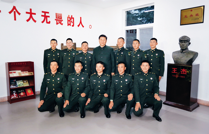2017年12月13日,中共中央总书记、国家主席、中央军委主席习近平到第71集团军视察。这是习近平同“王杰班”战士合影。 新华社记者 李刚/摄 2017年12月13日,中共中央总书记、国家主席、中央军委主席习近平到第71集团军视察。这是习近平同“王杰班”战士合影。 新华社记者 李刚/摄